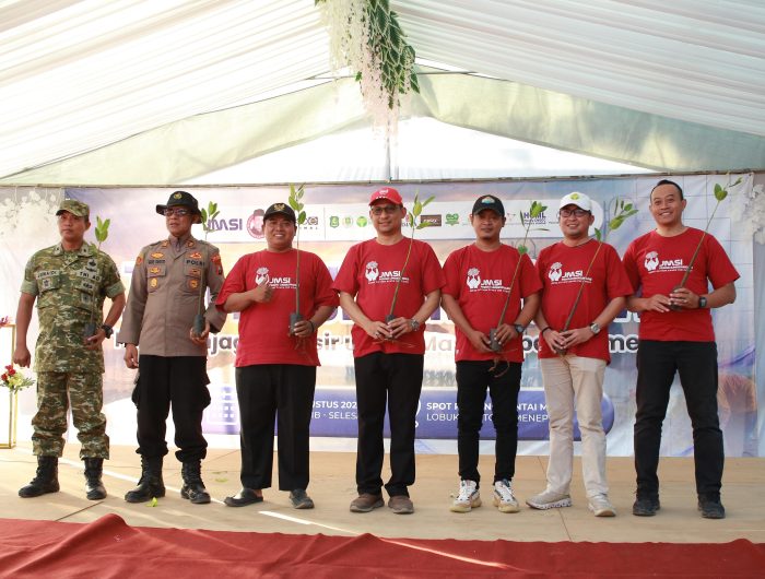 FOTO: Sesi foto bersama usai penyerahan secara simbolis 1.500 bibit mangrove, yang digagas Jaringan Media Siber Indonesia (JMSI) Kabupaten Sumenep, di kawasan Wisata Spot Pancing Pantai Matahari, Desa Lobuk, Kecamatan Bluto, Jumat (28/8/2026).