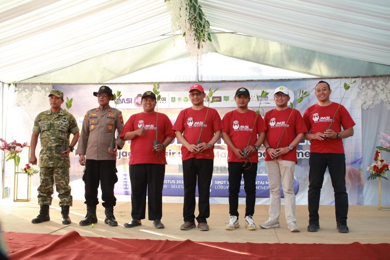 FOTO: Sesi foto bersama usai penyerahan secara simbolis 1.500 bibit mangrove, yang digagas Jaringan Media Siber Indonesia (JMSI) Kabupaten Sumenep, di kawasan Wisata Spot Pancing Pantai Matahari, Desa Lobuk, Kecamatan Bluto, Jumat (28/8/2026).