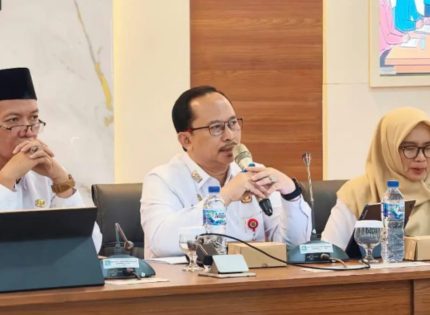 FOTO: Kepala Bappeda Kabupaten Sumenep, Arif Firmanto (tengah). (Ist/wartazone.com)