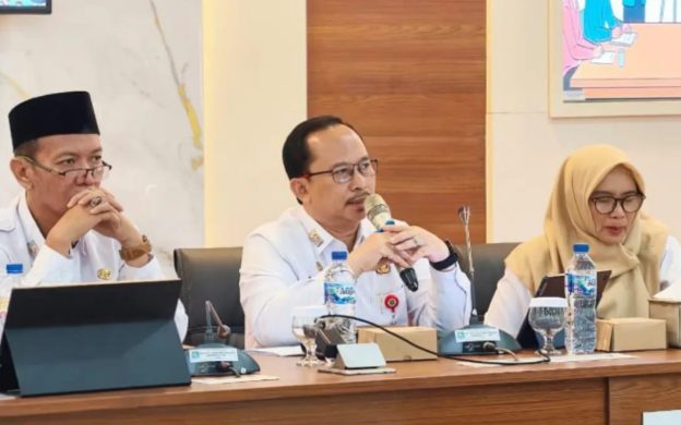FOTO: Kepala Bappeda Kabupaten Sumenep, Arif Firmanto (tengah). (Ist/wartazone.com)