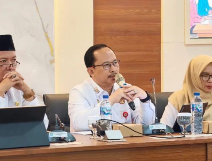 FOTO: Kepala Bappeda Kabupaten Sumenep, Arif Firmanto (tengah). (Ist/wartazone.com)
