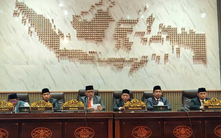 FOTO: Bupati Sumenep, Achmad Fauzi Wongsojudo, saat mengikuti dan menyimak pidato Presiden RI Prabowo Subianto dalam Sidang Tahunan MPR RI, di Gedung DPRD Sumenep, Jumat (14/8/2026).