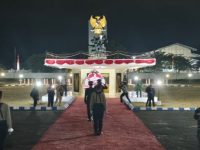 FOTO: Bupati Sumenep, Achmad Fauzi Wongsojudo, bersama jajaran Forkopimda, saat mengikuti Apel Kehormatan dan Renungan Suci (AKRS) untuk mengenang jasa para pahlawan. Sabtu (15/8/2026) dini hari.