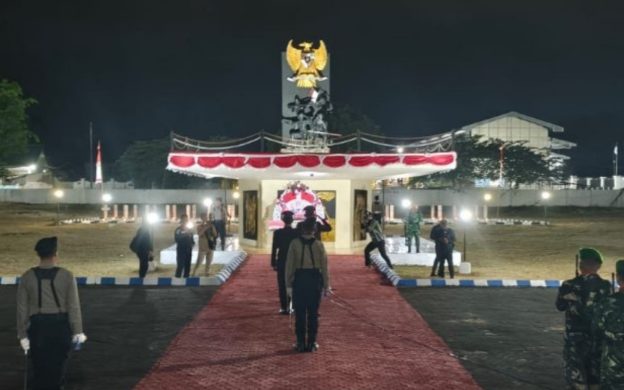 FOTO: Bupati Sumenep, Achmad Fauzi Wongsojudo, bersama jajaran Forkopimda, saat mengikuti Apel Kehormatan dan Renungan Suci (AKRS) untuk mengenang jasa para pahlawan. Sabtu (15/8/2026) dini hari.