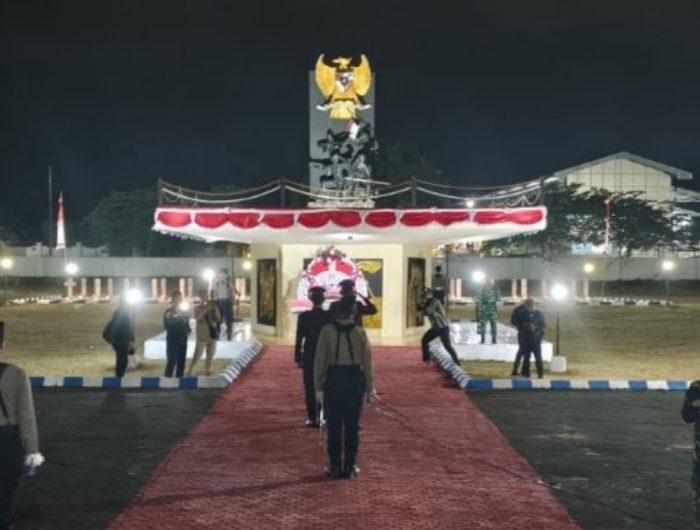 FOTO: Bupati Sumenep, Achmad Fauzi Wongsojudo, bersama jajaran Forkopimda, saat mengikuti Apel Kehormatan dan Renungan Suci (AKRS) untuk mengenang jasa para pahlawan. Sabtu (15/8/2026) dini hari.