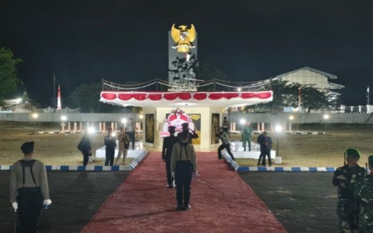 FOTO: Bupati Sumenep, Achmad Fauzi Wongsojudo, bersama jajaran Forkopimda, saat mengikuti Apel Kehormatan dan Renungan Suci (AKRS) untuk mengenang jasa para pahlawan. Sabtu (15/8/2026) dini hari.
