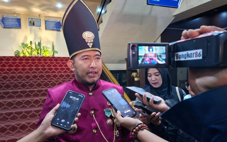 FOTO: Bupati Sumenep, Achmad Fauzi Wongsojudo, usai upacara peringatan HUT ke-81 Kemerdekaan RI, Minggu (17/8/2026) di halaman kantor Bupati Sumenep. (Ist/wartazone.com)