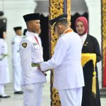 FOTO: Bupati Sumenep, Achmad Fauzi Wongsojudo, saat mengukuhkan anggota Paskibraka untuk pelaksanaan Upacara HUT ke-81 Kemerdekaan Republik Indonesia, di Pendopo Agung Keraton Sumenep, Sabtu (15/8/2026).