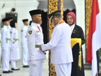 FOTO: Bupati Sumenep, Achmad Fauzi Wongsojudo, saat mengukuhkan anggota Paskibraka untuk pelaksanaan Upacara HUT ke-81 Kemerdekaan Republik Indonesia, di Pendopo Agung Keraton Sumenep, Sabtu (15/8/2026).