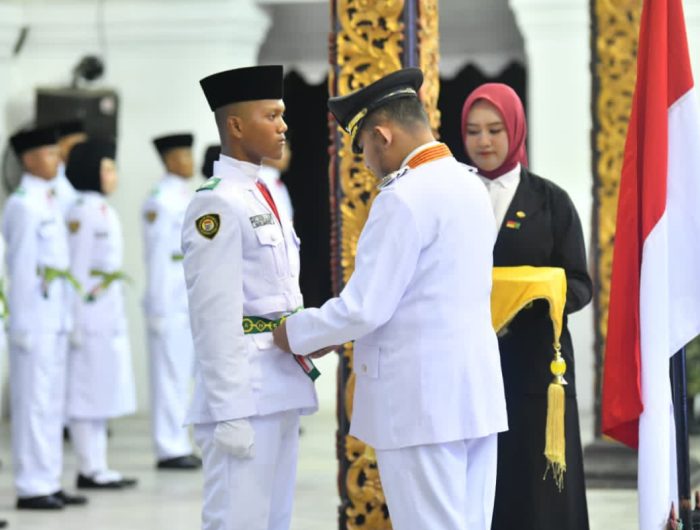 FOTO: Bupati Sumenep, Achmad Fauzi Wongsojudo, saat mengukuhkan anggota Paskibraka untuk pelaksanaan Upacara HUT ke-81 Kemerdekaan Republik Indonesia, di Pendopo Agung Keraton Sumenep, Sabtu (15/8/2026).