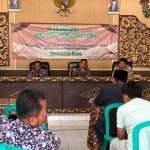 FOTO: Sekretaris Bakesbangpol Sumenep, Edy Suprayitno, menjadi narasumber sosialisasi ormas dengan tema “Penguatan Peran Ormas dalam Merawat Harmoni Sosial Sumenep Berbasis Buppa’ Babbu’ Guru Rato”, di Pendopo Kecamatan Bluto, Kamis (20/8/2026). (Panji Agira/wartazone.com)