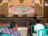 FOTO: Sekretaris Bakesbangpol Sumenep, Edy Suprayitno, menjadi narasumber sosialisasi ormas dengan tema “Penguatan Peran Ormas dalam Merawat Harmoni Sosial Sumenep Berbasis Buppa’ Babbu’ Guru Rato”, di Pendopo Kecamatan Bluto, Kamis (20/8/2026). (Panji Agira/wartazone.com)