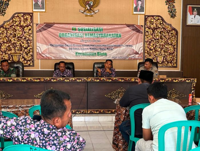 FOTO: Sekretaris Bakesbangpol Sumenep, Edy Suprayitno, menjadi narasumber sosialisasi ormas dengan tema “Penguatan Peran Ormas dalam Merawat Harmoni Sosial Sumenep Berbasis Buppa’ Babbu’ Guru Rato”, di Pendopo Kecamatan Bluto, Kamis (20/8/2026). (Panji Agira/wartazone.com)