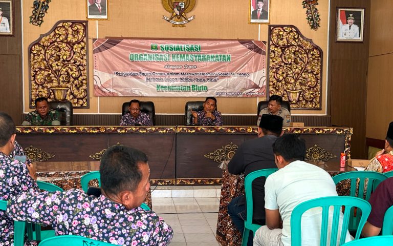 FOTO: Sekretaris Bakesbangpol Sumenep, Edy Suprayitno, menjadi narasumber sosialisasi ormas dengan tema “Penguatan Peran Ormas dalam Merawat Harmoni Sosial Sumenep Berbasis Buppa’ Babbu’ Guru Rato”, di Pendopo Kecamatan Bluto, Kamis (20/8/2026). (Panji Agira/wartazone.com)