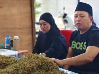 FOTO: Owner Haswal Group, H. Nurul Ghufron, mengecek kualitas tembakau hasil produksi petani Sumenep saat pembelian perdana. Senin (24/8/2026), di gudang utama Haswal Group, Desa Takong, Kecamatan Lenteng.