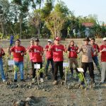 FOTO: Pengurus Jaringan Media Siber Indonesia (JMSI) Kabupaten Sumenep, menggelar penanaman 1.500 bibit mangrove, di kawasan wisata Spot Pancing Pantai Matahari, Desa Lobuk, Kecamatan Bluto, Sumenep, Jumat (28/8/2026). (Panji Agira/wartazone.com)