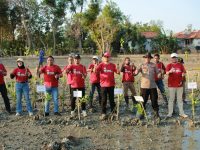 FOTO: Pengurus Jaringan Media Siber Indonesia (JMSI) Kabupaten Sumenep, menggelar penanaman 1.500 bibit mangrove, di kawasan wisata Spot Pancing Pantai Matahari, Desa Lobuk, Kecamatan Bluto, Sumenep, Jumat (28/8/2026). (Panji Agira/wartazone.com)