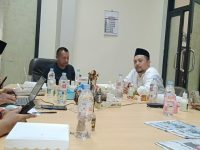 FOTO: Doa bersama untuk lima jurnalis dan tiga awak kapal yang hilang kontak di perairan sekitar Gunung Anak Krakatau, Selat Sunda, kegiatan dipimpin Pengasuh Pondok Pesantren Salafiyah Seblak, Diwek, Jombang, Gus Bahar, dan dihadiri Ketua PWI Jawa Timur Lutfil Hakim bersama sejumlah pengurus. (Ist/wartazone.com)