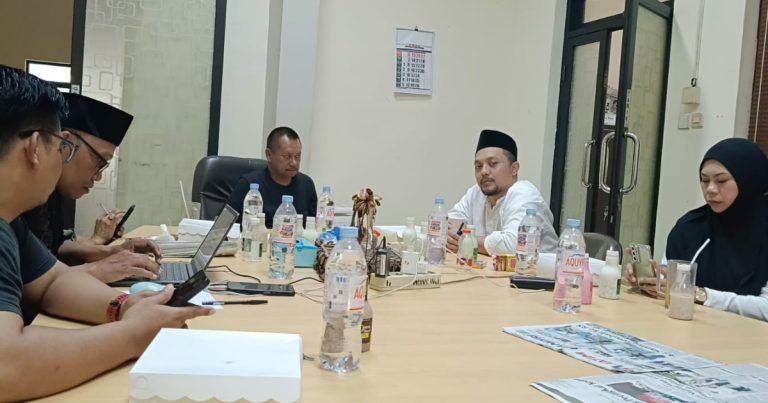 FOTO: Doa bersama untuk lima jurnalis dan tiga awak kapal yang hilang kontak di perairan sekitar Gunung Anak Krakatau, Selat Sunda, kegiatan dipimpin Pengasuh Pondok Pesantren Salafiyah Seblak, Diwek, Jombang, Gus Bahar, dan dihadiri Ketua PWI Jawa Timur Lutfil Hakim bersama sejumlah pengurus. (Ist/wartazone.com)