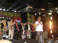 FOTO: Sejumlah raja, sultan, pangeran, serta perwakilan kerajaan dan kesultanan Nusantara tampil dalam satu panggung Madura Ethnic Carnival (MEC) 2026 di Kabupaten Sumenep, Madura, Jawa Timur, Sabtu (19/9/2026) malam.