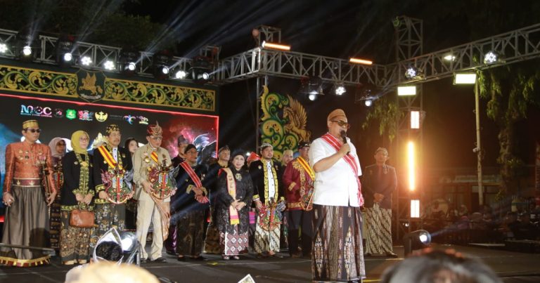 FOTO: Sejumlah raja, sultan, pangeran, serta perwakilan kerajaan dan kesultanan Nusantara tampil dalam satu panggung Madura Ethnic Carnival (MEC) 2026 di Kabupaten Sumenep, Madura, Jawa Timur, Sabtu (19/9/2026) malam.
