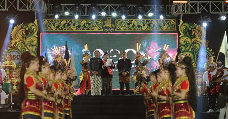 FOTO: Kemegahan panggung Madura Ethnic Carnival (MEC) 2026 di Kabupaten Sumenep, Madura, Jawa Timur, Sabtu (19/9/2026) malam.