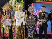 FOTO: Panitia Madura Ethnic Carnival (MEC) 2026 saat mengumumkan para pemenang dari kategori pelajar dan umum. (Ist/wartazone.com)