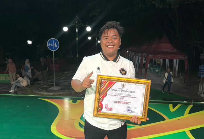 FOTO: Manager sekaligus Kepala Pelatih Golden Water Swimming Club Sumenep, R. Rizqi Fasaldy Putera, menerima piagam penghargaan sebagai Klub Olahraga Berprestasi dalam rangkaian peringatan Hari Olahraga Nasional (Haornas) ke-43 Tahun 2026.