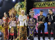 FOTO: Penyerahan hadiah kepada para pemenang Madura Ethnic Carnival (MEC) 2026 dari kategori pelajar dan umum. (Ist/wartazone.com)