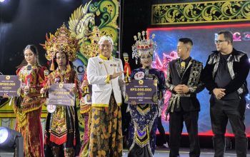 FOTO: Penyerahan hadiah kepada para pemenang Madura Ethnic Carnival (MEC) 2026 dari kategori pelajar dan umum. (Ist/wartazone.com)
