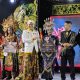 FOTO: Penyerahan hadiah kepada para pemenang Madura Ethnic Carnival (MEC) 2026 dari kategori pelajar dan umum. (Ist/wartazone.com)