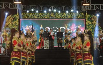 FOTO: Kemegahan panggung Madura Ethnic Carnival (MEC) 2026 di Kabupaten Sumenep, Madura, Jawa Timur, Sabtu (19/9/2026) malam.