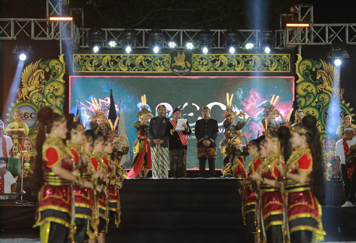 FOTO: Kemegahan panggung Madura Ethnic Carnival (MEC) 2026 di Kabupaten Sumenep, Madura, Jawa Timur, Sabtu (19/9/2026) malam.