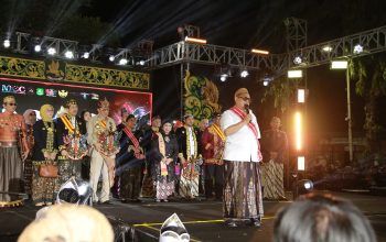 FOTO: Sejumlah raja, sultan, pangeran, serta perwakilan kerajaan dan kesultanan Nusantara tampil dalam satu panggung Madura Ethnic Carnival (MEC) 2026 di Kabupaten Sumenep, Madura, Jawa Timur, Sabtu (19/9/2026) malam.