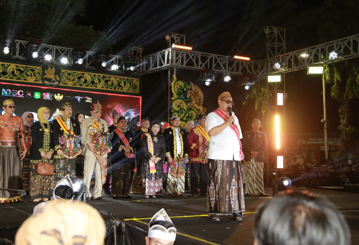 FOTO: Sejumlah raja, sultan, pangeran, serta perwakilan kerajaan dan kesultanan Nusantara tampil dalam satu panggung Madura Ethnic Carnival (MEC) 2026 di Kabupaten Sumenep, Madura, Jawa Timur, Sabtu (19/9/2026) malam.