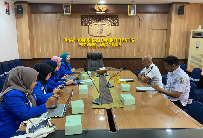 FOTO: Korps Pergerakan Mahasiswa Islam Indonesia Putri (KOPRI) PKC PMII Jawa Timur, saat audiensi dengan Dinas Komunikasi dan Informatika (Diskominfo) Provinsi Jawa Timur, di Aula Argopuro Diskominfo Jatim, Rabu (23/9/2026).