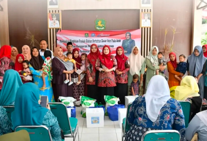 FOTO: Ketua TP PKK Kabupaten Sumenep, Nia Kurnia Fauzi, saat kegiatan pemberian bingkisan dan olahan ikan kepada masyarakat di Kecamatan Rubaru, Rabu (23/9/2026). (Ist/wartazone.com)