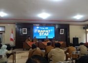 FOTO: Kepala Diskominfo Sumenep, Indra Wahyudi, saat memimpin rapat staf di lingkungan Diskominfo, Selasa (22/9/2026). (Ist/wartazone.com)