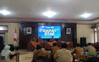 FOTO: Kepala Diskominfo Sumenep, Indra Wahyudi, saat memimpin rapat staf di lingkungan Diskominfo, Selasa (22/9/2026). (Ist/wartazone.com)