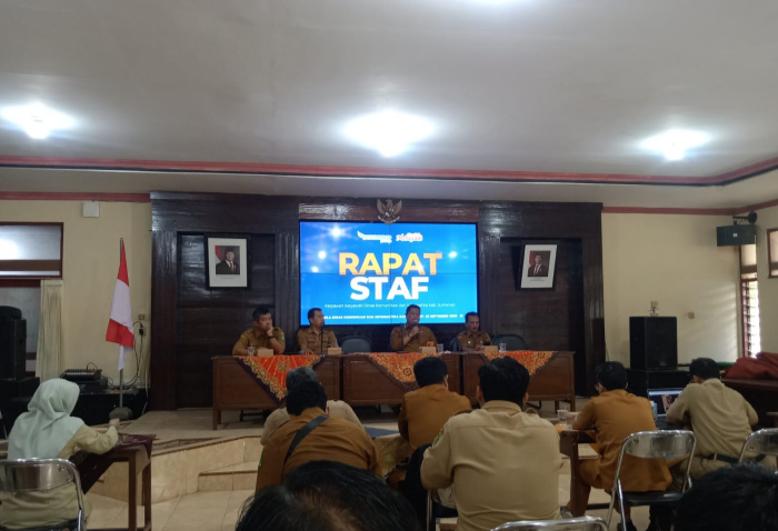 FOTO: Kepala Diskominfo Sumenep, Indra Wahyudi, saat memimpin rapat staf di lingkungan Diskominfo, Selasa (22/9/2026). (Ist/wartazone.com)