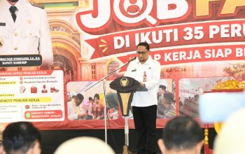 FOTO: Sekretaris Daerah (Sekda) Kabupaten Sumenep, Agus Dwi Saputra, saat meninjau pelaksanaan Job Fair 2026, di gedung KORPRI Sumenep, Rabu (23/9/2026). (Ist/wartazone.com)