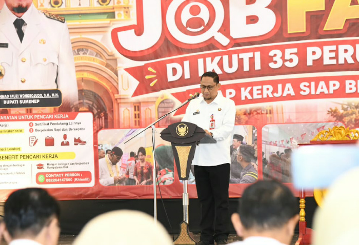 FOTO: Sekretaris Daerah (Sekda) Kabupaten Sumenep, Agus Dwi Saputra, saat meninjau pelaksanaan Job Fair 2026, di gedung KORPRI Sumenep, Rabu (23/9/2026). (Ist/wartazone.com)