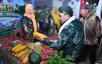 FOTO: Wakil Bupati Sumenep KH. Imam Hasyim saat membuka Festival Tani Ganding 2026, di Lapangan Duwa’ Labuh, Kecamatan Ganding, Senin (21/9/2026) malam. (Ist/wartazone.com)