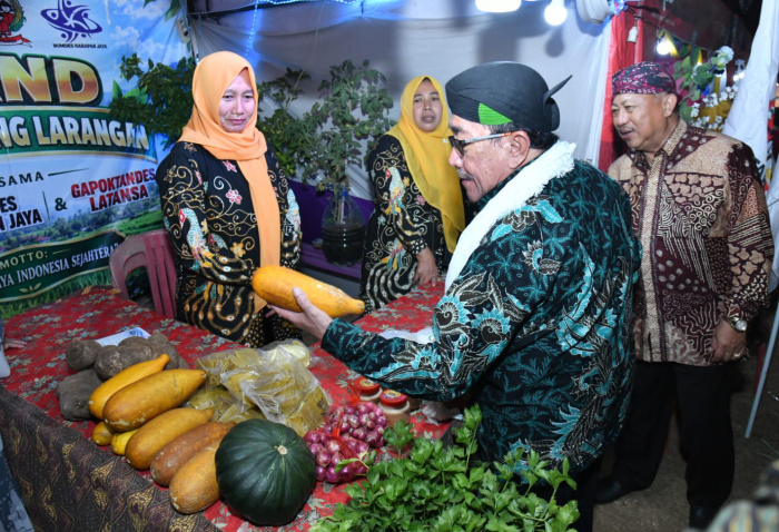 FOTO: Wakil Bupati Sumenep KH. Imam Hasyim saat membuka Festival Tani Ganding 2026, di Lapangan Duwa’ Labuh, Kecamatan Ganding, Senin (21/9/2026) malam. (Ist/wartazone.com)
