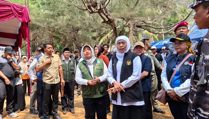 Khofifah Salurkan Bantuan UMKM hingga Nelayan saat Kunjungan ke Sumenep