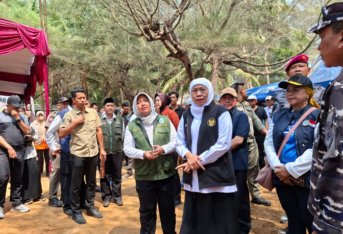 FOTO: Gubernur Jawa Timur Khofifah Indar Parawansa saat melakukan kunjungan kerja di kawasan Pantai Slopeng, Kabupaten Sumenep, Rabu (14/10/2026). (Ist/wartazone.com)