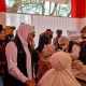 FOTO: Gubernur Jawa Timur Khofifah Indar Parawansa saat melakukan kunjungan kerja di kawasan Pantai Slopeng, Kabupaten Sumenep, Rabu (14/10/2026). (Ist/wartazone.com)