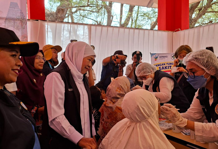 FOTO: Gubernur Jawa Timur Khofifah Indar Parawansa saat melakukan kunjungan kerja di kawasan Pantai Slopeng, Kabupaten Sumenep, Rabu (14/10/2026). (Ist/wartazone.com)