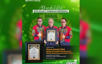 FOTO: BPRS Bhakti Sumekar menerima penghargaan dalam kategori Excellent Performance Sharia Rural Economic Bank. (Ist/wartazone.com)
