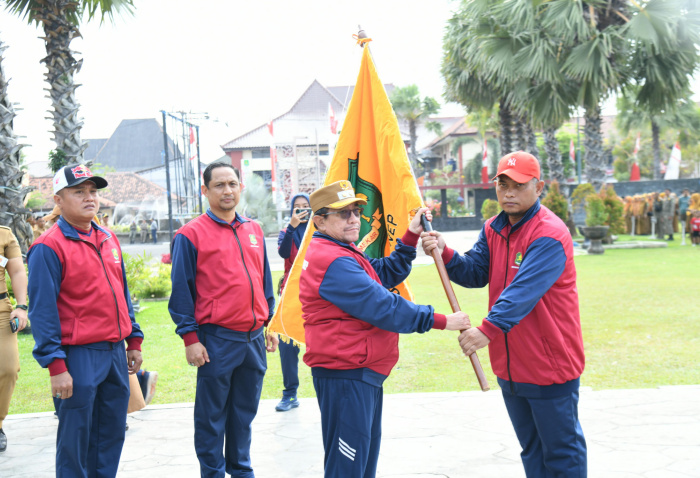 FOTO: Wakil Bupati Sumenep, KH. Imam Hasyim, saat melepas kontingen POPDA Kabupaten Sumenep di halaman Kantor Bupati Sumenep, Senin (26/10/2026). (Panji Agira/wartazone.com)